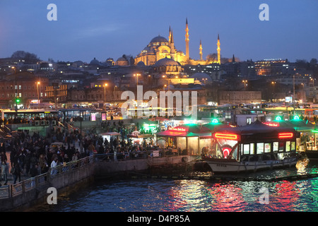 Istanbul, Türkei, mit Booten, Verkauf von Fischen an der Pier in Eminönü über das Goldene Horn Stockfoto