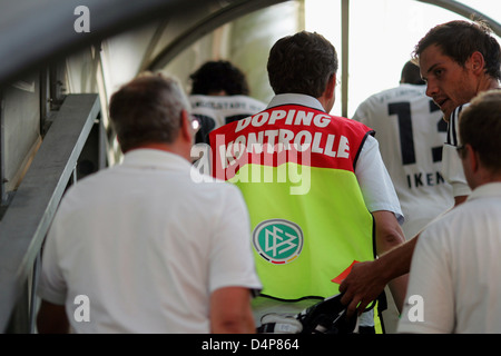 Berlin, Deutschland, begleiten DCOs ein Fußballer-Steuerelement Stockfoto