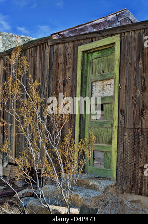 Grüne Tür auf verlassenen Hütte in eine Geisterstadt Stockfoto