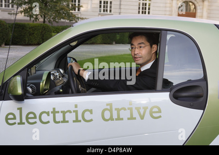 Berlin, Deutschland, Wirtschaftsminister Philipp Roesler, FDP, in ein elektrisches Auto Stockfoto