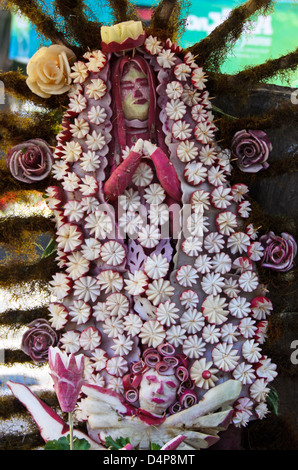 Unsere Liebe Frau von Guadalupe geschnitzt von Radieschen, Rettich Sterne, Radieschen Rosen und Rettich Cherub, Noche de Rabanos, Oaxaca, Mexiko Stockfoto