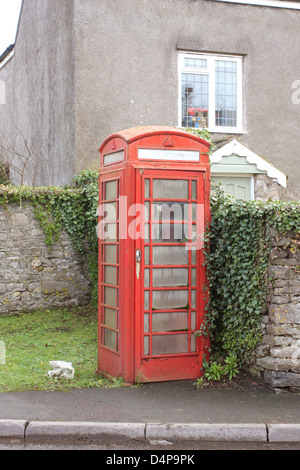 Traditionelle rote britische Telefonzelle, jetzt fallen in Nichtgebrauch mit jeder trägt ein Handy, Februar 2013 Stockfoto