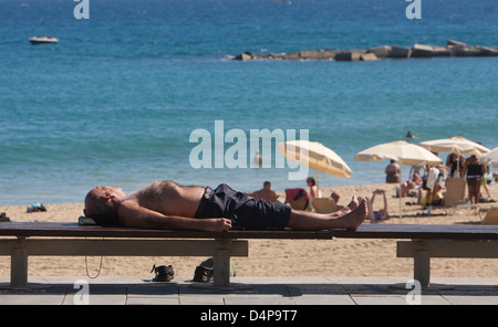 Barcelona, Spanien-Touristen am Strand von Barceloneta Stockfoto