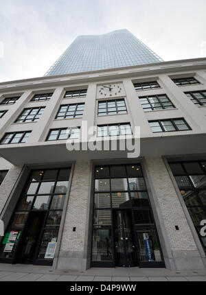 18. März 2013, Tokyo, Japan - JP-Turm, ein 200-Meter-hohen Büro Gebäude der Japan Post Group, Webstühle über die historische Fassade des ehemaligen Tokio Hauptpost, nur einen kurzen begehbar aus Tokyo Station Marunouchi South Gate, Montag, 18. März 2013. KITTE entwickelt, die erste kommerzielle Anlage von Japan Post mit einem 98 Mietern im Turm untergebracht wurde gezeigt, zu den Medien vor seiner offiziellen Eröffnung am 21. März.  (Foto von Natsuki Sakai/AFLO) Stockfoto