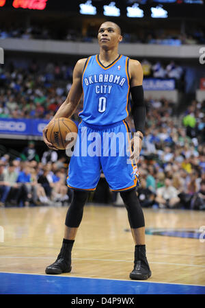 17. März 2013: Oklahoma City Thunder Point Guard Russell Westbrook #0 bei einem NBA-Spiel zwischen den Oklahoma City Thunder und den Dallas Mavericks das American Airlines Center in Dallas, TX Oklahoma Dallas besiegt 107-101 Stockfoto