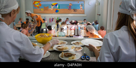 Barcelona, Spanien, Verteilung von Lebensmitteln in einer Grundschule Stockfoto