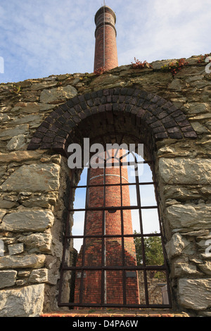 Schornstein in verlassenen Ziegelei vor Ort der alten Steinbruch im Wellenbrecher Country Park in der Nähe von Holyhead, Isle of Anglesey, North Wales, UK Stockfoto