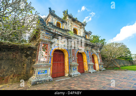 Fassade der das Tor zur Zitadelle in Hue, Vietnam, Asien. Verzierten Eingang zur Kaiserstadt Hue. Hellen Tag mit blauem Himmel und grünen Rasen. TR Stockfoto