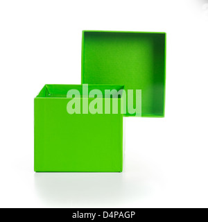 Leere grüne Geschenk-Box mit Deckel auf weißem Hintergrund geöffnet Stockfoto