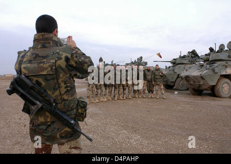 Spanische Truppen patrouillieren die Straßen von Diwaniyah. Stockfoto