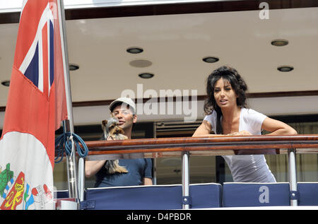 Elisabetta Gregoraci (R), Ehefrau von Renault F1 team principal Flavio Briatore, während einer Trainingseinheit auf dem Formel 1 Grand Prix von Monaco in Monte Carlo, Monaco, 21. Mai 2009 abgebildet. Foto: Peter Steffen Stockfoto