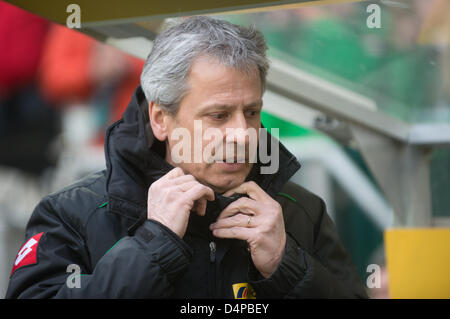 Mönchengladbach Cheftrainer Lucien Favre ist vor der Bundesliga-Fußballspiel zwischen Borussia Moenchengladbach und Hannover 96 im Borussia-Park in Mönchengladbach, 17. März 2013 abgebildet. Foto: Bernd Thissen Stockfoto