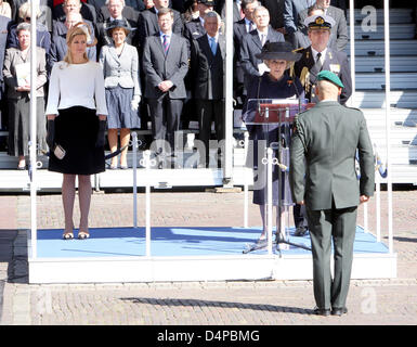 Kronprinz Willem-Alexander der Niederlande (hinten R), Prinzessin Maxima (L), Königin Beatrix der Niederlande und Kapitän Marco Kroon (vorne) im Bild bei der Preisverleihung für die? Willems-Orde? (William Ritterorden) in den Haag, die Niederlande, 29. Mai 2009. Kommandant Marco Kroon erhielt die militärische Auszeichnung der Ehre? Willems-Orde? für seinen Mut, Politik und Loyalität. Stockfoto