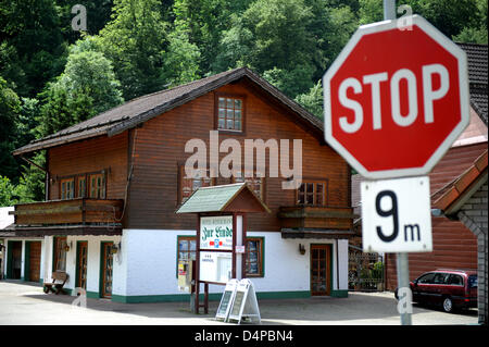 Ein Verkehrsschild steht vor dem? Hotel Zur Linde? in Herzberg-Sieber, Deutschland Mai 29. 2009. Nicole Sdun bietet derzeit ihr Hotel für diese Summe auf der Internet Seite www.blockhaus-verlosung.com. Sobald genügend lose verkauft werden und der gewünschte Verkaufspreis abgeschlossen ist, wird das siegreiche Los gezogen. Diese Art von Immobilie Tomola hat bereits erwies sich als sehr erfolgreich in den USA Stockfoto