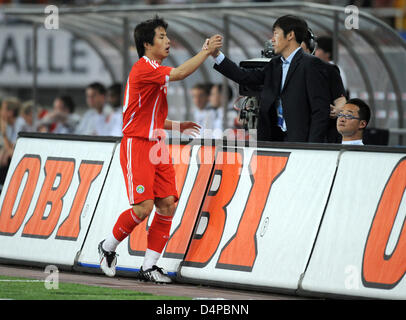 Gao Hongbo (R), Cheftrainer der chinesischen Fußball-Nationalmannschaft gratuliert Hao Junmin auf sein Tor zum 1: 0-Torschütze während der internationalen Fußballspiel China Vs Deutschland Shanghai-Stadion in Shanghai, China, 29. Mai 2009. Foto: Marcus Brandt Stockfoto