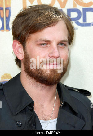 Caleb Followill der US-Rockband Kings Of Leon kommt für den MTV Movie Awards 2009 im Gibson Amphitheatre in Los Angeles, CA, USA, 31. Mai 2009. Foto: Hubert Boesl Stockfoto