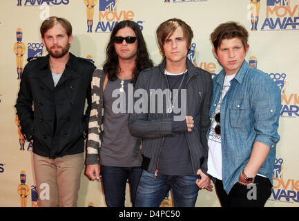 US-Rockband Kings Of Leon, (L-R) Lead-Sänger Caleb Followill, Schlagzeuger Nathan Followill, Bassist Jared Followill und Lead-Gitarrist Matthew Followill kommen für den MTV Movie Awards 2009 im Gibson Amphitheatre in Los Angeles, CA, USA, 31. Mai 2009. Foto: Hubert Boesl Stockfoto