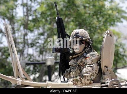 Ein bewaffneter Soldaten der deutschen Bundeswehr sichert einen Konvoi in Kabul, Afghanistan, 3. Juni 2009. Rund 100 deutsche Soldaten sind derzeit im ISAF-Hauptquartier stationiert. Foto: MAURIZIO GAMBARINI Stockfoto