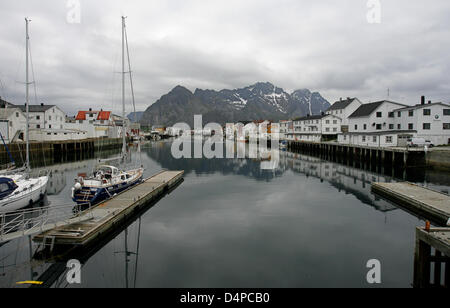 Blick auf das Fischerdorf Henningsvær, auch genannt? Nördliche Venedig?, in Henningsvær, Norwegen, 21. Mai 2009. Foto: Daniel Karmann Stockfoto