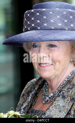 Niederländischen Königin Beatrix eröffnet das neue Gebäude RMPI in Barendrecht in der Nähe von Rotterdam, Niederlande, 3. Juni 2009. RMPI ist eine Organisation für Kinder- und Jugendpsychiatrie. Foto: Patrick van Katwijk Stockfoto