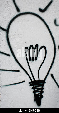 Das Bild zeigt ein Graffiti von einer normalen Glühbirne an der Wand in Frankfurt Main, Deutschland, 24. April 2009. Herkömmliche Glühlampen wird in der EU für moderne Energiesparlampen verboten werden. Foto: Wolfram Steinberg Stockfoto