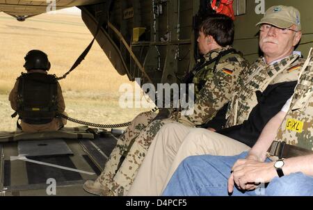 Peter Struck, Vorsitzender der SPD-Bundestagsfraktion, sitzt in einem Transporthubschrauber CH-53 der Bundeswehr während eines Flugs von Masar-i-mit dem Camp Mike Spann in Afghanistan, 4. Juni 2009. Dort wird Struck Bundeswehrsoldaten im Einsatz in Afghanistan besuchen. Foto: MAURIZIO GAMBARINI Stockfoto