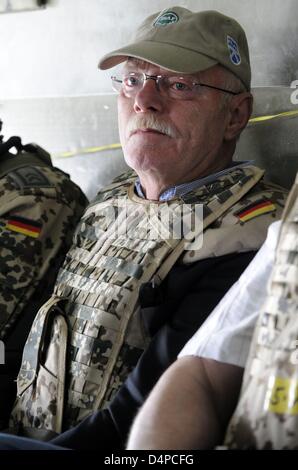 Peter Struck, Vorsitzender der SPD-Bundestagsfraktion, sitzt in einem Transporthubschrauber CH-53 der Bundeswehr während eines Flugs von Masar-i-mit dem Camp Mike Spann in Afghanistan, 4. Juni 2009. Dort wird Struck Bundeswehrsoldaten im Einsatz in Afghanistan besuchen. Foto: MAURIZIO GAMBARINI Stockfoto