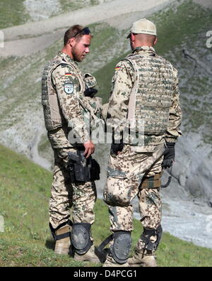 Deutsche Bundeswehr-Soldaten des Referats MOLT 3 sprechen während einer Patrouille in der Provinz Badakhshan, Afghanistan, 27. Mai 2009. MOLT 3 ist ein? Mobile Observation und Liaison Team? der deutschen? Provincial Reconstruction Team? in Feyzabad und ist auf eine drei-Tages-Patrouille in der Region. Foto: Marcel Mettelsiefen Stockfoto