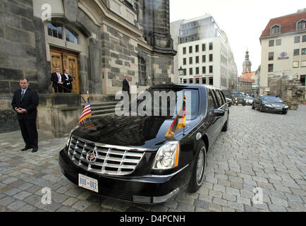 Die gepanzerte Limousine von US-Präsident Barack Obama steht vor der Frauenkirche in Dresden, Deutschland, 5. Juni 2009. Während seines kurzen Aufenthalts in Deutschland wird der Präsident auch das ehemalige Konzentrationslager Buchenwald bei Weimar und einem US-Krankenhaus in Landstuhl besuchen. Foto: Jens Wolf Stockfoto