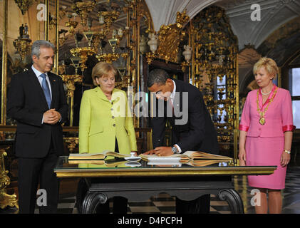 US Präsident Barack Obama unterzeichnet die goldenen Bücher der Stadt Dresden und den Freistaat Sachsen im Dresdner Residenzschloss in Dresden, Deutschland, 5. Juni 2009. Links von ihm stehen, Bundeskanzlerin Angela Merkel und Sachsen? s Ministerpräsident Stanislaw Tillich, zu seiner rechten Dresden? s Bürgermeister Helma Orosz. Während seines kurzen Aufenthalts in Deutschland wird der Präsident auch die ehemaligen Concentrati besuchen Stockfoto