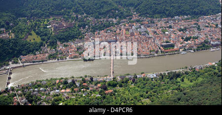 Das Bild zeigt eine Luftaufnahme von den Neckar und die Altstadt und das Schloss Heidelberg, Deutschland, 27. Mai 2009. Foto: Ronald Wittek Stockfoto