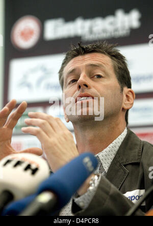 Deutsche Bundesliga-club Eintracht Frankfurt? s neue Trainer Michael Skibbe wird auf einer Pressekonferenz in Frankfurt Main, Deutschland, 5. Juni 2009 vorgestellt. Skibbe war beim türkischen Verein Galatasaray Istanbul entlassen und unterschrieb einen zwei-Jahres-Vertrag mit Eintracht Frankfurt Friedhelm Funkel zurückgetretenen nach einer mittelmäßigen 2008/09-Kampagne erfolgreich. Foto: FRANK RUMPENHORST Stockfoto