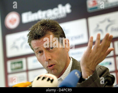 Deutsche Bundesliga-club Eintracht Frankfurt? s neue Trainer Michael Skibbe wird auf einer Pressekonferenz in Frankfurt Main, Deutschland, 5. Juni 2009 vorgestellt. Skibbe war beim türkischen Verein Galatasaray Istanbul entlassen und unterschrieb einen zwei-Jahres-Vertrag mit Eintracht Frankfurt Friedhelm Funkel zurückgetretenen nach einer mittelmäßigen 2008/09-Kampagne erfolgreich. Foto: FRANK RUMPENHORST Stockfoto