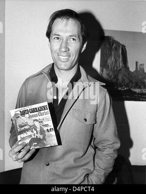 (Dpa-Datei) Ein Datei-Bild vom 11. Dezember 1976 sieht US-Schauspieler David Carradine posiert in München. Carradine, geboren als John Arthur Carradine am 8. Dezember 1936 in Hollywood, wurde weithin bekannt für seine Rollen in TV-Serie? Kung Fu?,? & Nordsüd? oder der Film? Kill Bill?. Er starb am 3. Juni 2009 in Bangkok, Thailand während vor Ort für einen Film. Foto: Istvan Bajzat Stockfoto