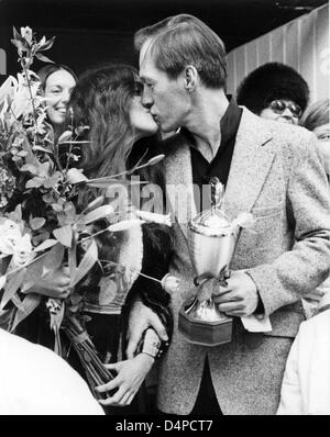 (Dpa-Datei) Ein Datei-Bild vom 04 Februar 19776 sieht U.S. Schauspieler David Carradine (R) küsst seine Frau Linda Gilbert nach ihrer Hochzeit in München. Carradine, geboren als John Arthur Carradine am 8. Dezember 1936 in Hollywood, wurde weithin bekannt für seine Rollen in TV-Serie? Kung Fu?,? Nord und Süd? oder der Film? Kill Bill?. Er starb am 3. Juni 2009 in Bangkok, Thailand Stockfoto