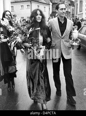 (Dpa-Datei) Ein Datei-Bild vom 4. Februar 1977 sieht US-Schauspieler David Carradine (R) und seine Frau Linda Gilbert (L) nach ihrer Hochzeit in München. Carradine, geboren als John Arthur Carradine am 8. Dezember 1936 in Hollywood, wurde weithin bekannt für seine Rollen in TV-Serie? Kung Fu?,? Nord und Süd? oder der Film? Kill Bill?. Er starb am 3. Juni 2009 in Bangkok, Thailand in y Stockfoto