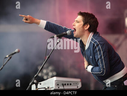 Roy Stride der britischen Rock-Band Scouting For Girls im Rock führt bin Ring-Festival am Nürburgring in Nuerburg, Germanym, 5. Juni 2009. Rund 80.000 Besucher besuchen Deutschland? s größten und die meisten berühmten Rocj Festival vom 05 bis 07 Juni, einige 90 deutsche und internationale Bands zu sehen. Foto: THOMAS FREY Stockfoto