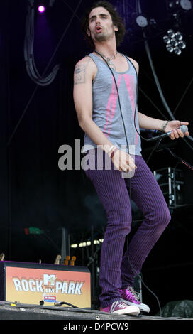 Tyson Ritter, Sänger und Bassist der US-Rock-Band The All-American Rejects, führt am Rock bin Ring-Festival am Nürburgring in Nuerburg, Germanym, 5. Juni 2009. Rund 80.000 Besucher besuchen Deutschland? s größten und die meisten berühmten Rocj Festival vom 05 bis 07 Juni, einige 90 deutsche und internationale Bands zu sehen. Foto: LUKAS BARTH Stockfoto