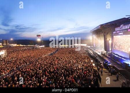 Tausende von Besuchern stehen vor der Hauptbühne während Deutschland? s größtes Musikfestival? Rock am Ring? auf dem Nürburgring, Deutschland, 5. Juni 2009. Die 80,000 Fans sind die niedrigen Temperaturen zu trotzen und Feiern zur Musik von 90 deutsche und internationale Bands bis Sonntag, 7. Juni 2009 beschlossen. Foto: Thomas Frey Stockfoto