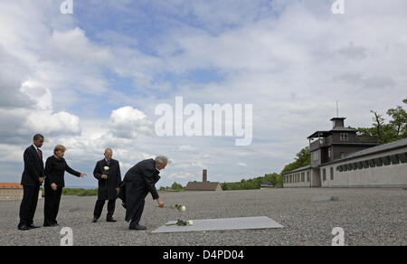 Elie Wiesel, Preisträger des Friedensnobelpreises, legt eine weiße Rose am Mahnmal für alle Häftlinge des KZ Buchenwald bei Weimar, Deutschland, 5. Juni 2009. Hinter ihm stehen Sie uns Präsident Barack Obama (L) Deutschland Bundeskanzlerin Angela Merkel (2 L) und ehemaliger Häftling Bertrand Herz. Der US-Präsident besucht das ehemalige Konzentrationslager während seines kurzen Aufenthalts in Ger Stockfoto