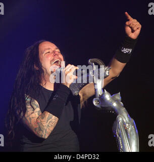 Jonathan Davis, lead-Sänger von der kalifornischen Nu-Metal-Band? Korn?, während Deutschland durchführt? s größtes Musikfestival? Rock am Ring? auf dem Nürburgring, Deutschland, 6. Juni 2009. Die 80,000 Fans sind die niedrigen Temperaturen zu trotzen und Feiern zur Musik von 90 deutsche und internationale Bands bis Sonntag, 7. Juni 2009 beschlossen. Foto: Thomas Frey Stockfoto