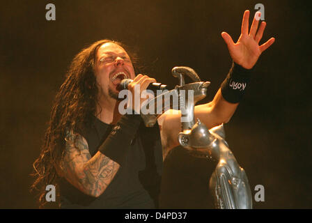 Jonathan Davis, lead-Sänger von der kalifornischen Nu-Metal-Band? Korn?, während Deutschland durchführt? s größtes Musikfestival? Rock am Ring? auf dem Nürburgring, Deutschland, 6. Juni 2009. Die 80,000 Fans sind die niedrigen Temperaturen zu trotzen und Feiern zur Musik von 90 deutsche und internationale Bands bis Sonntag, 7. Juni 2009 beschlossen. Foto: Thomas Frey Stockfoto