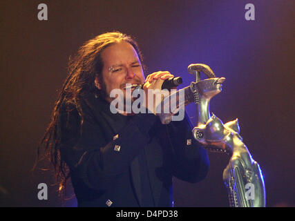 Jonathan Davis, lead-Sänger von der kalifornischen Nu-Metal-Band? Korn?, während Deutschland durchführt? s größtes Musikfestival? Rock am Ring? auf dem Nürburgring, Deutschland, 6. Juni 2009. Die 80,000 Fans sind die niedrigen Temperaturen zu trotzen und Feiern zur Musik von 90 deutsche und internationale Bands bis Sonntag, 7. Juni 2009 beschlossen. Foto: Thomas Frey Stockfoto