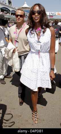 Britisches Modell Naomi Campbell (R) ist mit ihrem Freund russischer Milliardär Vladislav Doronin (L) in das Gitter vor dem Start der Formel 1 Grand Prix der Türkei in Istanbul Streckencharakteristik Circuit in Istanbul, Türkei, 7. Juni 2009 abgebildet. Foto: FELIX HEYDER Stockfoto