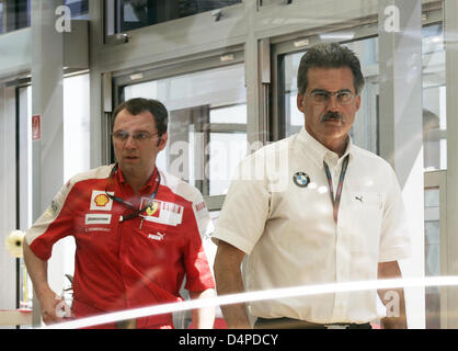 Deutsche Mario Theissen (R), Motorsport-Direktor von BMW Sauber und italienischen Stefano Domenicali (L), Teamchef der Scuderia Ferrari, besuchen ein Treffen von Formel 1-Teamchefs und Fahrer im Toyota Wohnmobil vor der türkischen Formel Eins Grand Prix in Istanbul Streckencharakteristik Circuit in Istanbul, Türkei, 7. Juni 2009. Foto: FELIX HEYDER Stockfoto