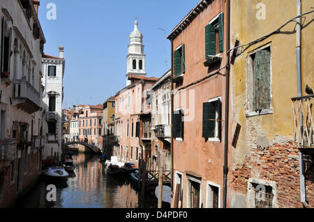 Das Bild zeigt einen malerischen Kanal abseits der ausgetretenen Pfade in Venedig, Italien, 18. Mai 2009. Foto: Uwe Zucchi Stockfoto