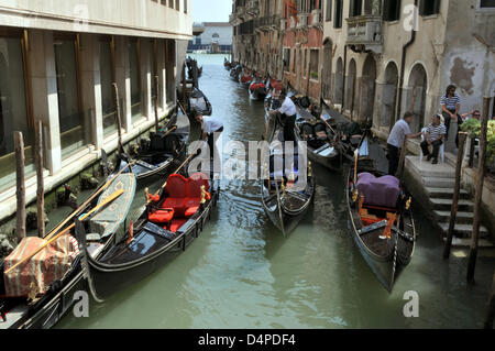 Gondolieri warten auf Touristen auf einem Kanal in Venedig, Italien, 18. Mai 2009. Foto: Uwe Zucchi Stockfoto