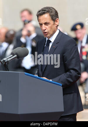 Der französische Präsident Nicolas Sarkozy hält eine Rede auf einer Gedenkfeier anlässlich des 65. Jahrestages der Landung der Alliierten an den Stränden der Normandie an die US-Soldatenfriedhof in Colleville-Sur-Mer, Frankreich, 6. Juni 2009. Foto: Patrick van Katwijk Stockfoto