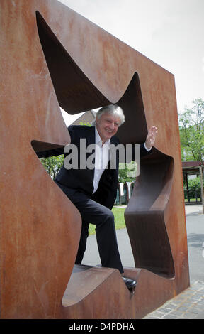 Schweizer Kabarettist Emil Steinberger stellt mit seinem? Stern der Satire? außerhalb des Kabaretts in Mainz, Deutschland, 8. Juni 2009 Archive zu vergeben. Am selben Tag Deutsch Kultur Staat Secrerary Neamann finanziert zwei Sterne für Kabarettisten Steinberger und Loriot auf die? Satire-Walk of Fame? in Mainz. Loriot konnten die Zeremonie aus gesundheitlichen Gründen nicht teilnehmen. Foto: FREDRIK VON ERICHSEN Stockfoto