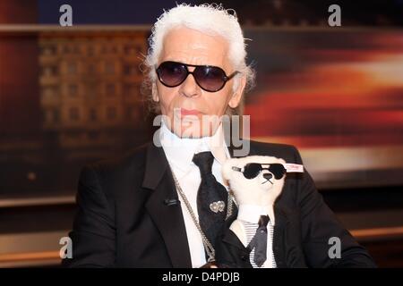 Modedesigner Karl Lagerfeld stellt mit seinem? Steiff Teddybär? nach der Aufnahme des ZDF tv-Talkshow Johannes B. Kerner in Hamburg, Deutschland, 8. Juni 2009. Eine limitierte Auflage von 2.500 der 40cm großen Bären entworfen von Lagerfeld wird bei 1000 Euro pro Stück zum Verkauf angeboten. Talkshow? Johannes B. Kerner? wird von deutschen ZDF-Station am 9. Juni 2009 bei 22,45 C ausgestrahlt werden Stockfoto